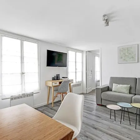 Off Bright In Heart Of Marais Apartment Paris